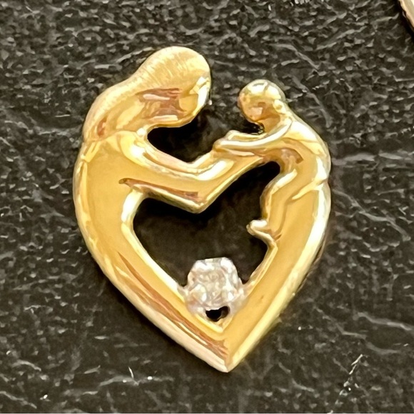 14kt Gold Mother/child pendant ex condition - Picture 2 of 3